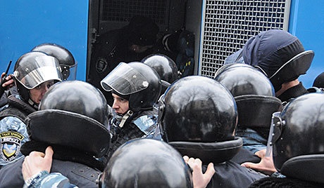 Активисты Василькова, блокирующие спецподразделения МВД, просят о помощи