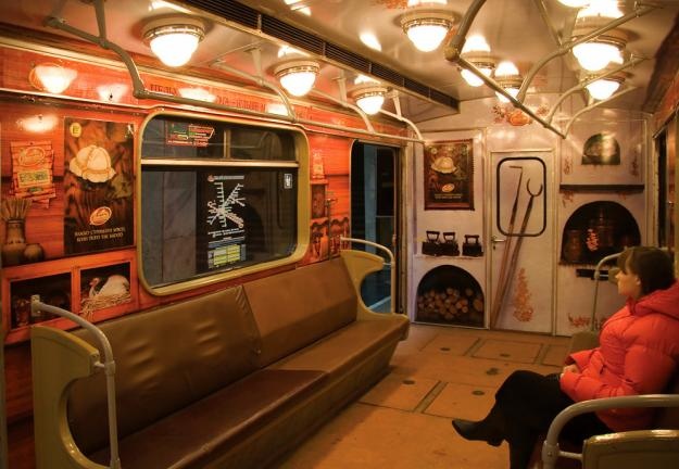 Из вагонов метро убирают рекламные мониторы
