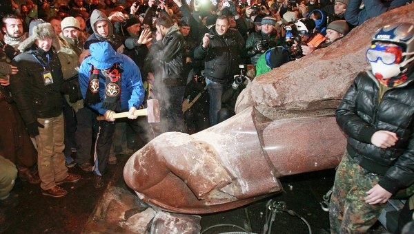 Попов обвинил митингующих в вандализме