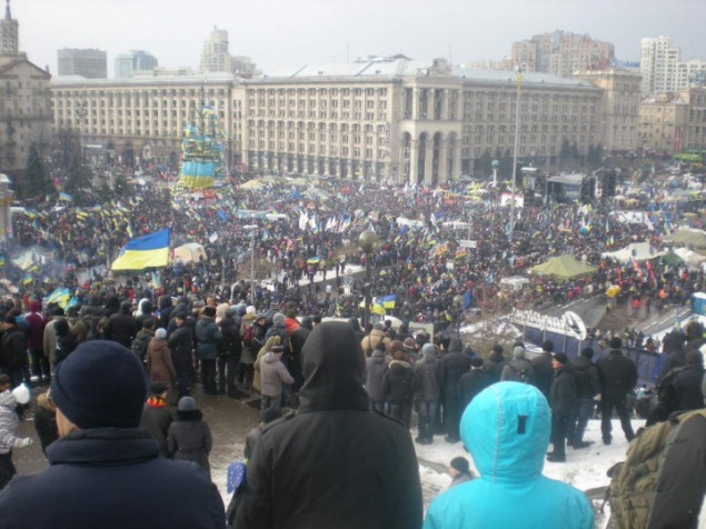 Тимошенко призвала митингующих мирно “свергнуть диктатора”