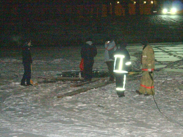 Спасатели достали иномарку со дна озера в Пуще-Водице