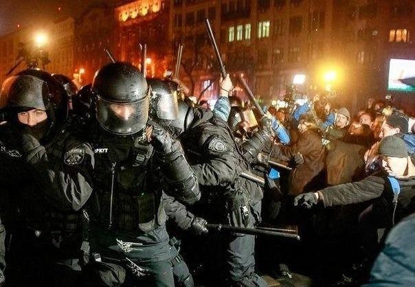 “Беркут” избил митинговальщиков у Киево-Святошинского суда