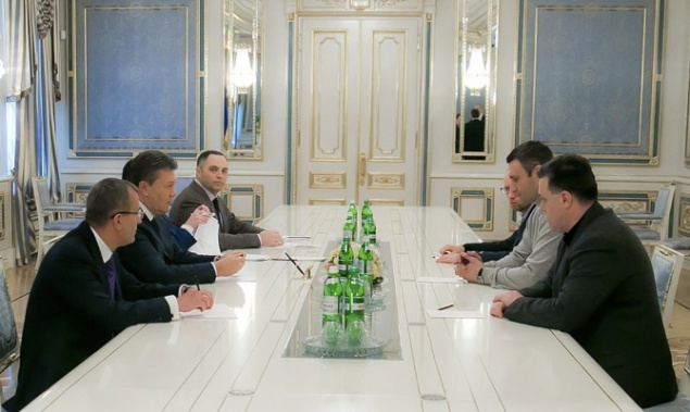 У Януковича на столе - указ о чрезвычайном положении