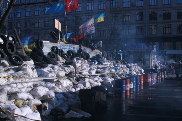 Киевляне попытались разобрать баррикаду на Майдане