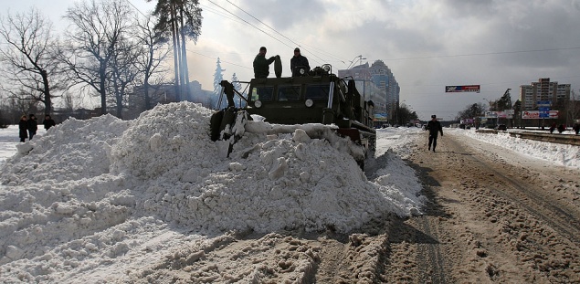 Столичные власти принялись рьяно убирать в Киеве снег