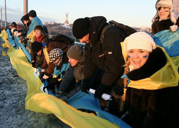 Активисты соединили два берега Днепра живой цепью