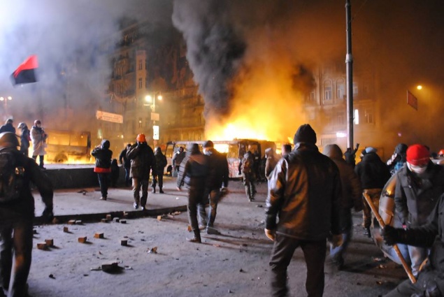 Возле стадиона “Динамо” активисты устраивают пожары