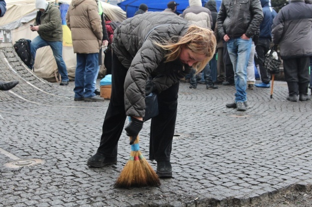 Коммунальщики приглашают неравнодушных помочь в уборке мусора в центре столицы