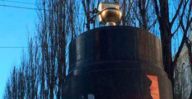 На месте Ленина в Киеве поставили золотой унитаз