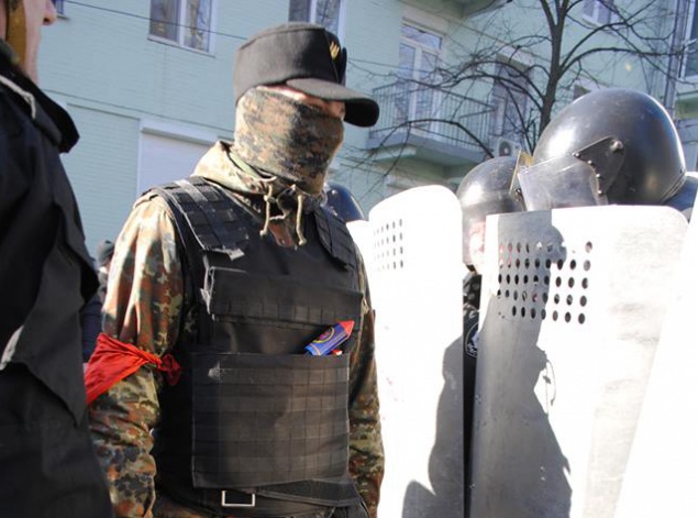 Захарченко: милиция не переходит на “сторону” радикалов
