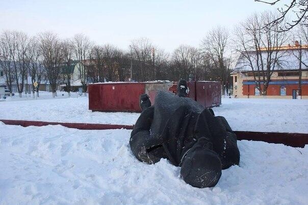 Памятник Ленина в Фастове сделали “профнепригодным”