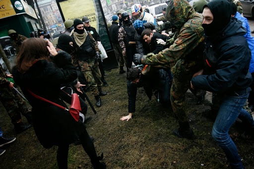 Активисты Евромайдана избили “разборщиков” баррикад