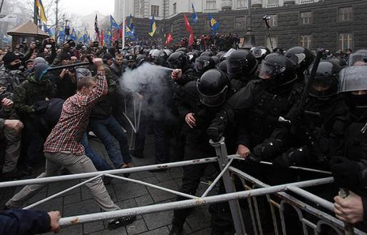 В Киеве происходят стычки между активистами, милицией и сторонниками ПР