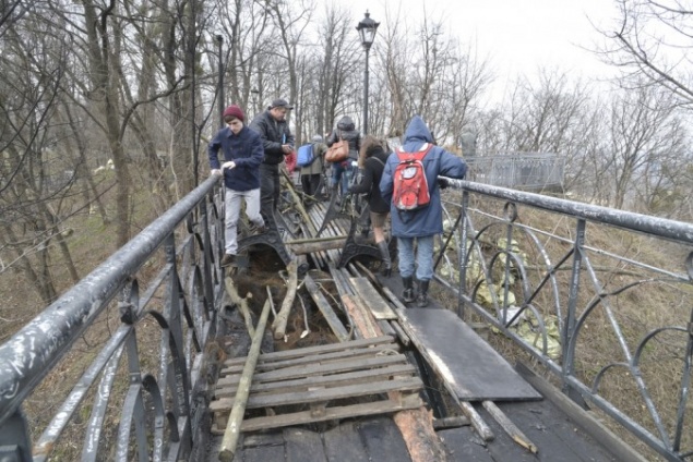 Сгоревший “Мост влюбленных” начали ремонтировать
