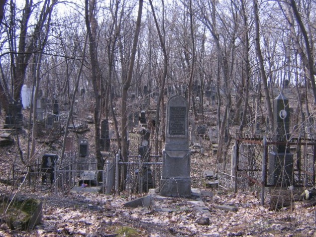 С киевских кладбищ уберут 4 тыс кубов мусора