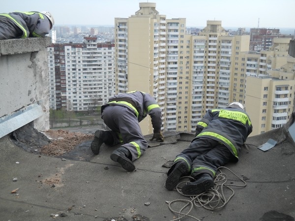 В Киеве с 21-го этажа высотки рухнул балкон. ФОТО