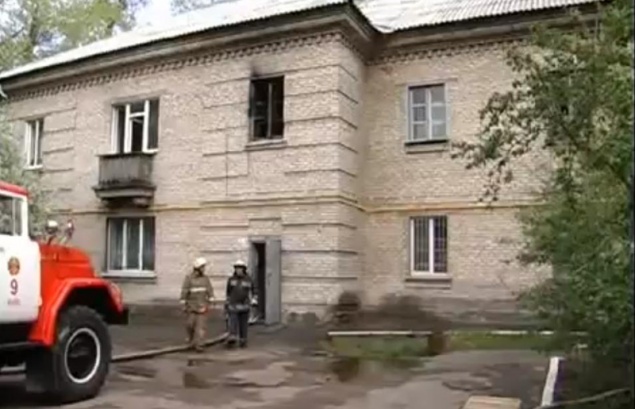 В двухэтажном жилом доме горела крыша