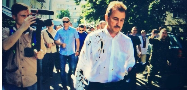 Попова облили йодом возле суда (фото, видео)