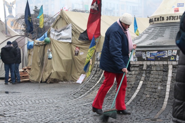 Самооборона начала “принудительное выселение” с Майдана пьянствующих активистов
