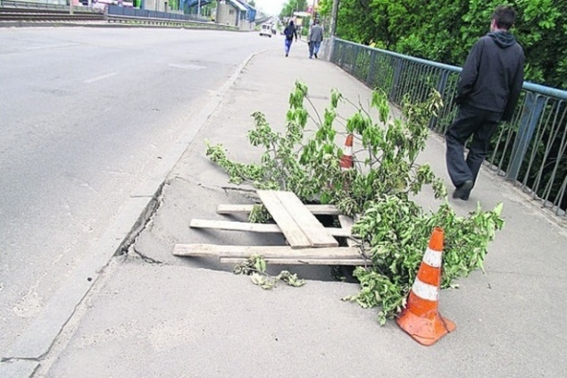 Коммунальщики заявили, что в дыре на тротуаре моста виноваты автомобили
