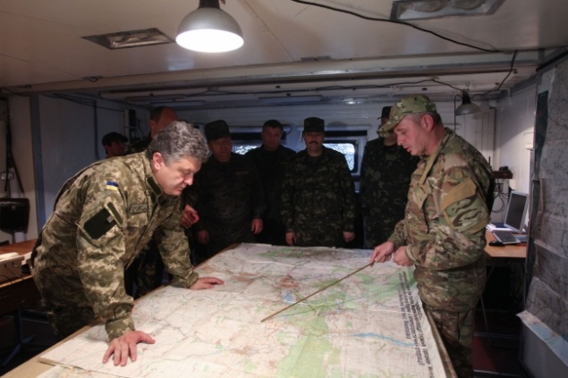 Порошенко приказал без колебаний открывать ответный огонь по боевикам на Востоке
