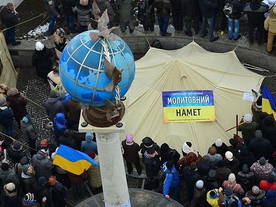 На Майдане свернула деятельность молитвенная палатка