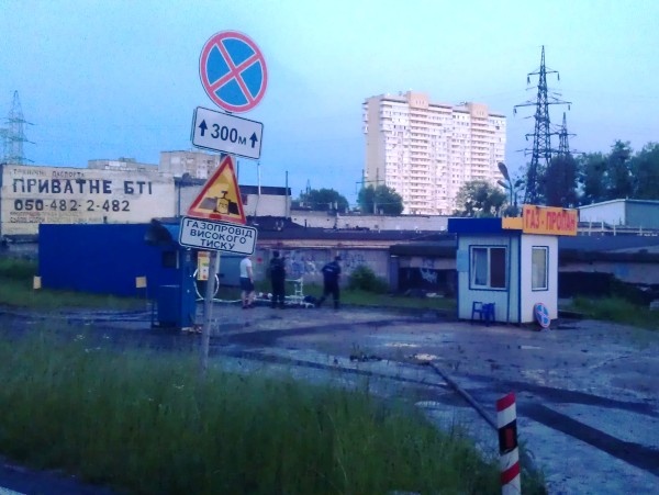 В Святошинском р-не на заправке произошла утечка газа (видео)