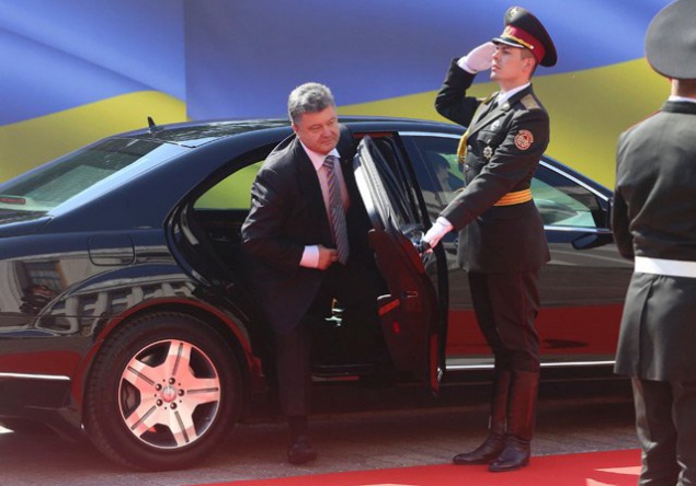 Порошенко ездит на работу “как Янукович”: кортеж, мигалки, “блокада” улиц
