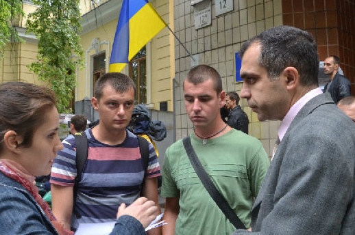 Десантники сбежали из части, чтобы рассказать Порошенко о продаже оружия врагу (видео)