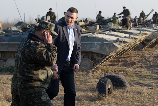 Кличко “приказал” военкому усилить охрану стратегических объектов в Киеве