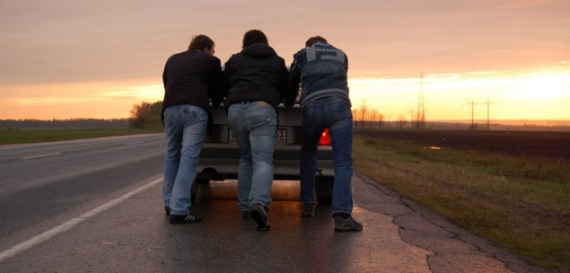 Три пьяных босых киевлянина ради развлечения угнали у пенсионера автомобиль