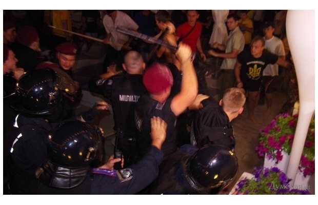 За избиение протестующих дубинками на концерте Ани Лорак уволили пятерых милиционеров