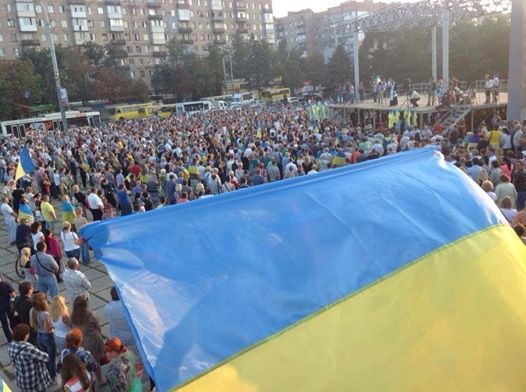 Протестовать против российского вторжения в Мариуполе вышли 5 тысяч человек (Видео)