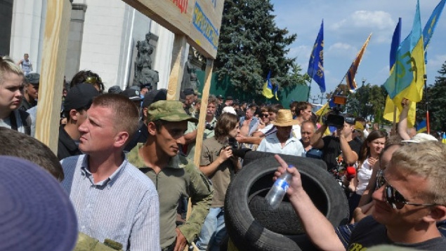 Депутаты “отгребли” от митингующих под Радой куриными яйцами и водой  (ФОТО, ВИДЕО)