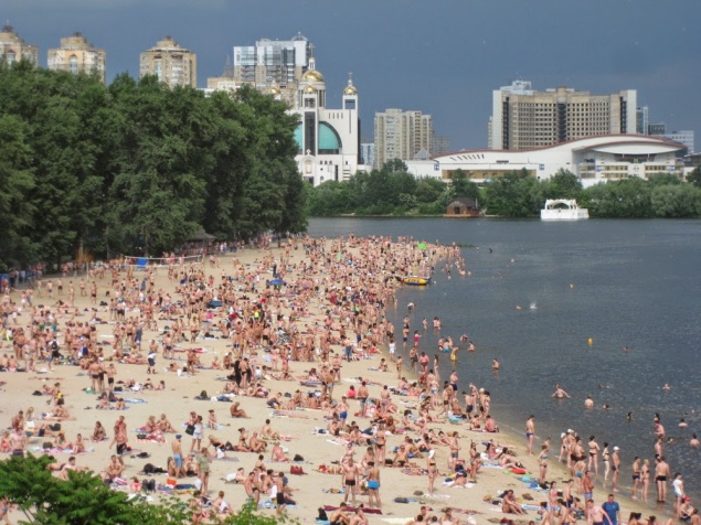 За счет вынужденных переселенцев на пляжах Киева ежедневно отдыхают свыше 10 тыс. человек