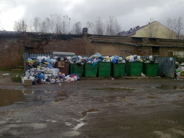 Деснянские и святошинские ЖЭКи задолжали 3,2 млн грн за вывоз мусора