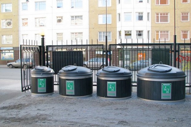 Киевские власти предлагают переходить на “полуподземные” мусорные контейнеры