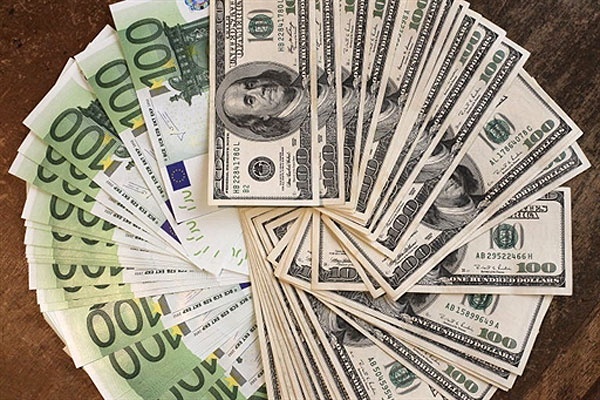 В обменниках Киева курс доллара и евро стабильны