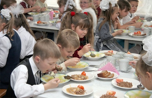 Родители киевских школьников могут начать оплачивать 50% стоимости обедов для своих чад