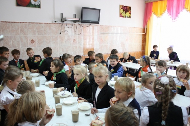 В спецшколе Киева отравились семеро детей