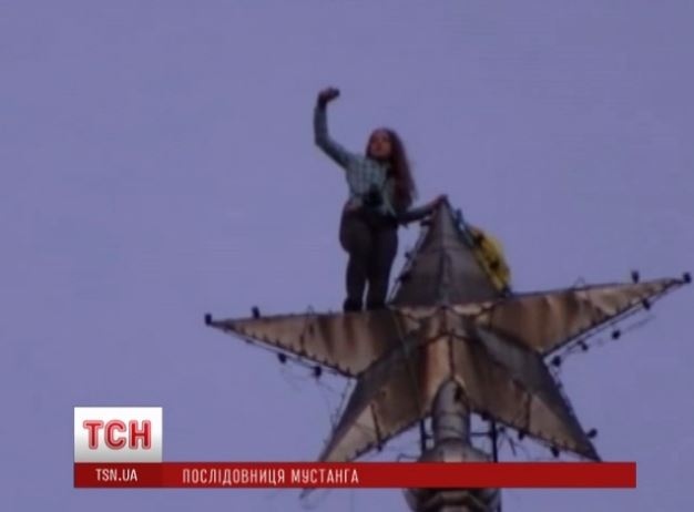 В порыве патриотизма киевская школьница залезла на вершину 14-этажного здания