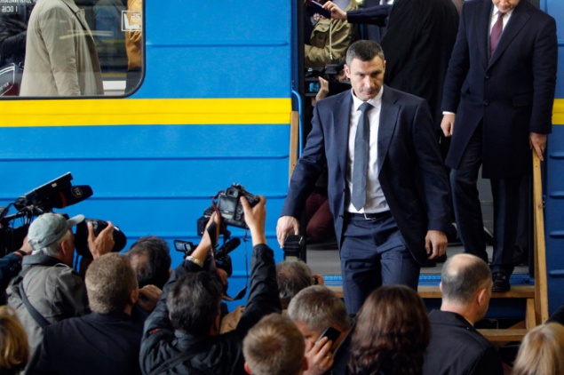 Кличко проехался в усовершенствованном за японские деньги вагоне киевского метро