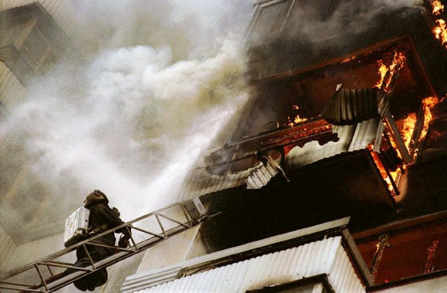 Спасатели эвакуировали 12 человек из горящей многоэтажки