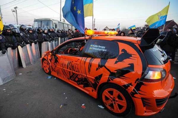Киевская прокуратура предъявила обвинение двум гаишникам за препятствование “Автомайдану”