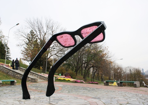 В Киеве появились громадные розовые очки