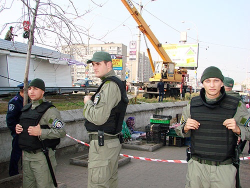 В Киеве демонтировать МАФы мешают вооруженные люди
