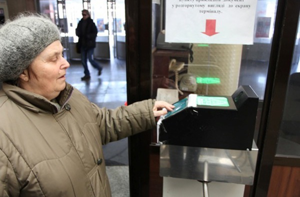 Льготникам разрешили еще месяц ездить в метро без “Карты киевлянина”