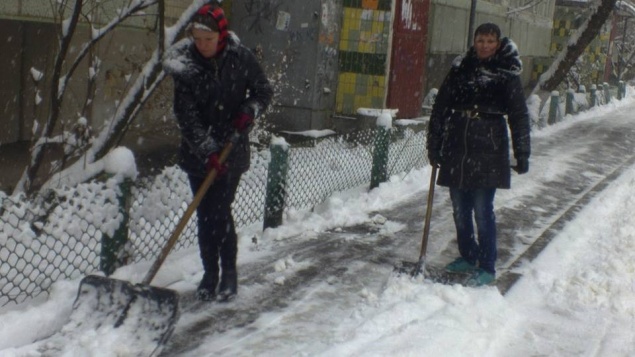 На первый снег в Киеве “налетело” почти 4 тысячи дворников