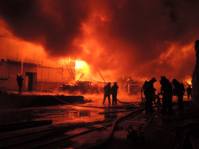 Пожар на производственных складах по ул. Дегтяревской потушили около полуночи (видео)