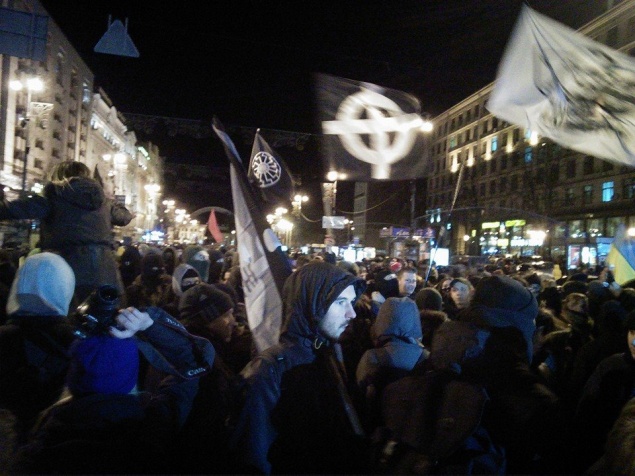 На Майдане жгли файеры и слышались взрывы (ФОТО)